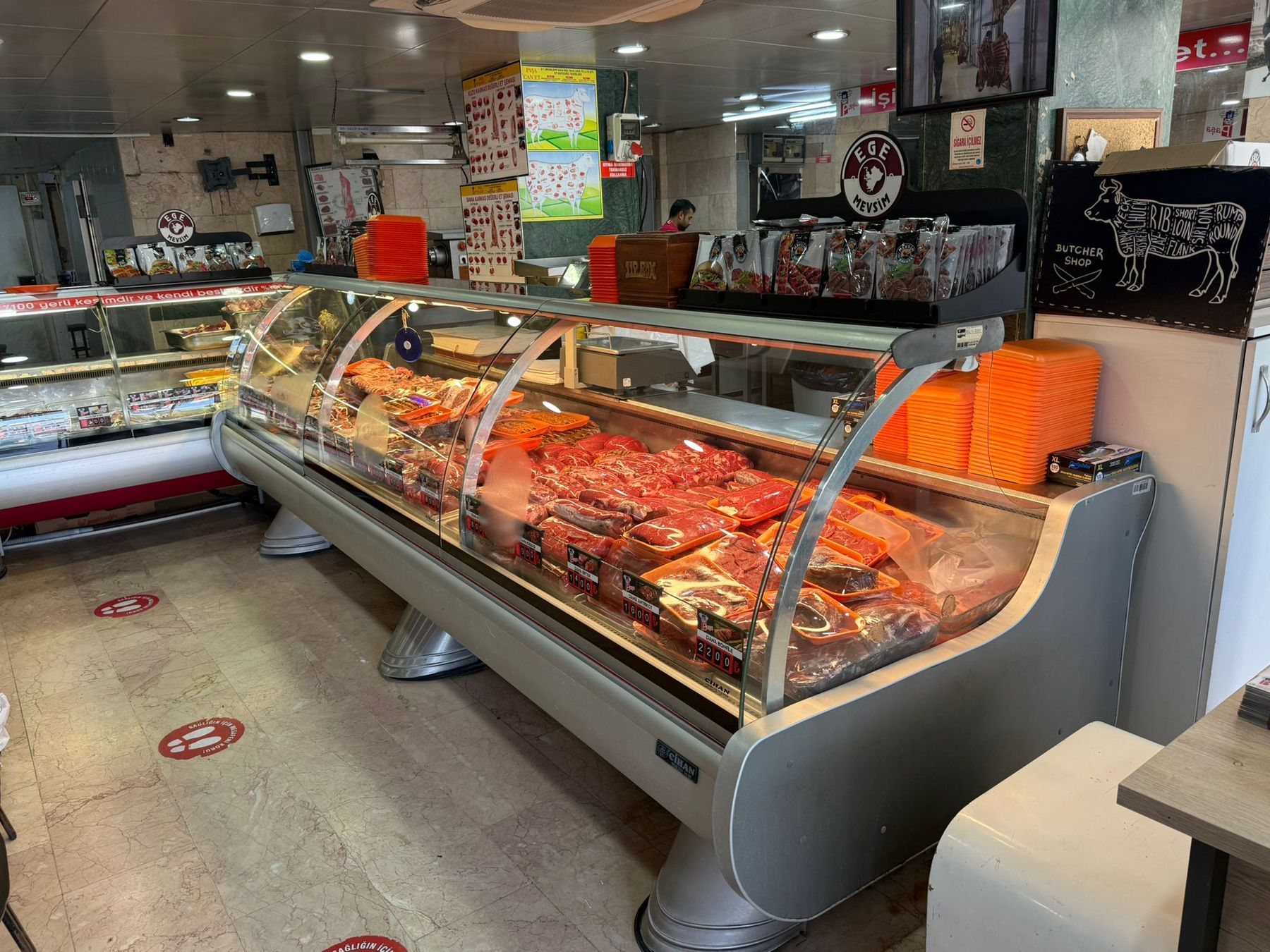 Paşa Kasap'ın Marmaris'teki dükkânında dolu et tezgâhı